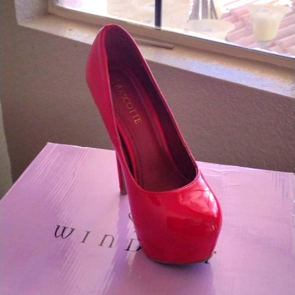 COPY - Mascotte Red Heels